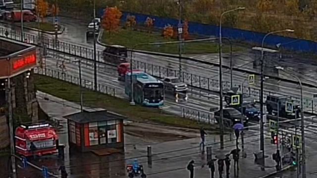 Лазурный автобус вылетел на тротуар на перекрёстке улиц Фёдора Абрамова и Николая Рубцова.