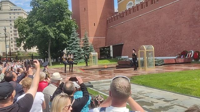 Смена караула у Вечного огня в Кремле