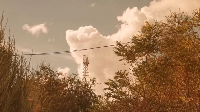 Вышка сотовой связи и облака / небо