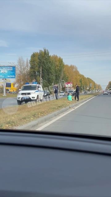 На проспекте Созидателей на разделительной полосе лежит женщина   Приехала полиция  Будьте аккуратне