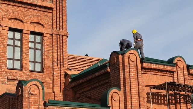 Реконсирукция водокачки на Стрелке ещë не закончена, но уже ремонтируют новую кровлю