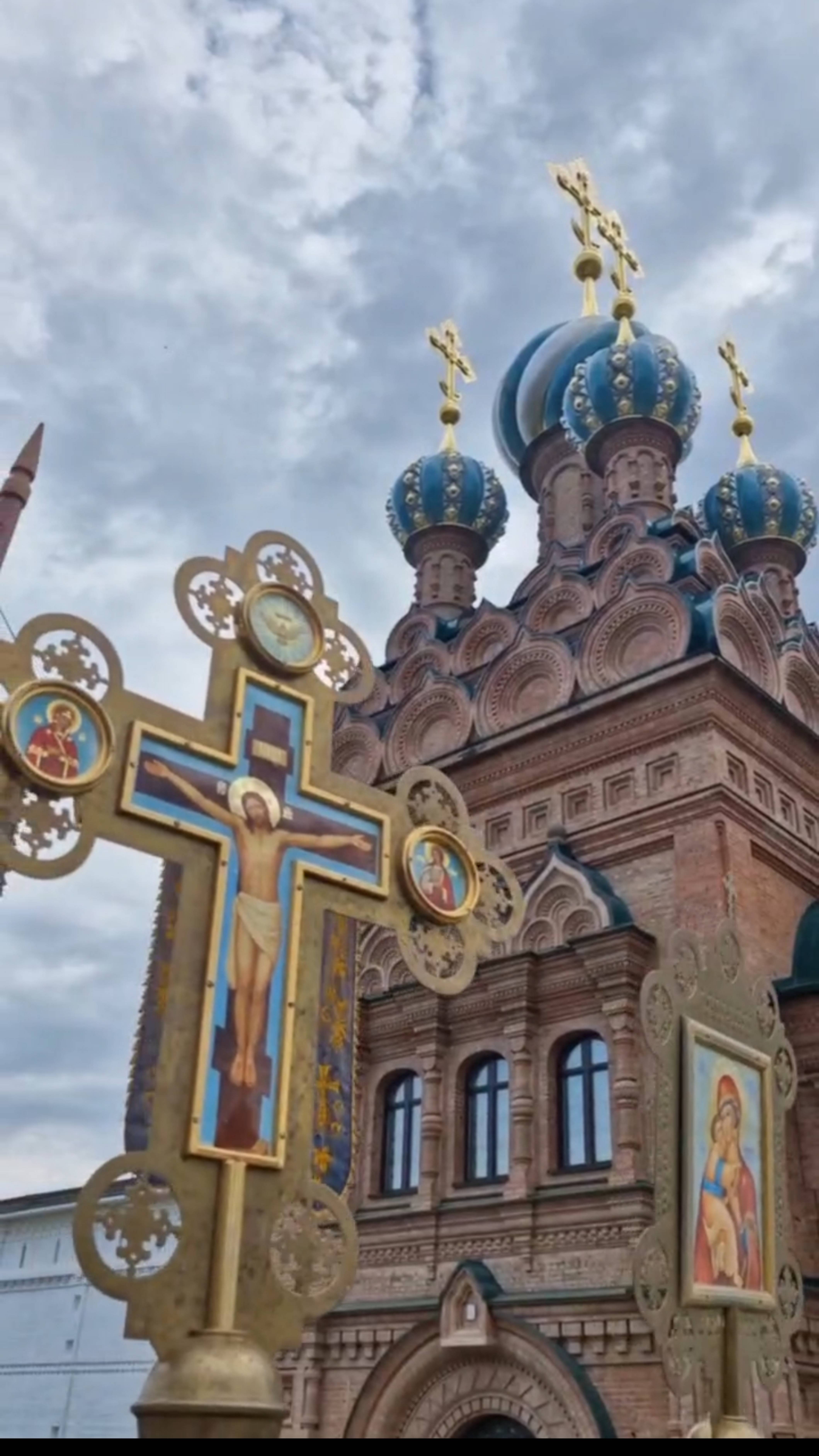 Традиционный воскресный крестный ход вокруг монастыря.