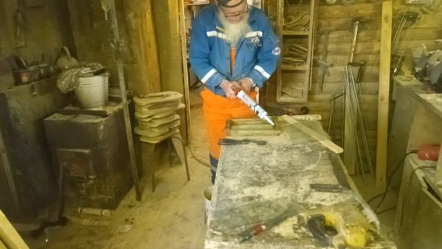 Деревенское строительство. Как самому вставить стекло в форточку.