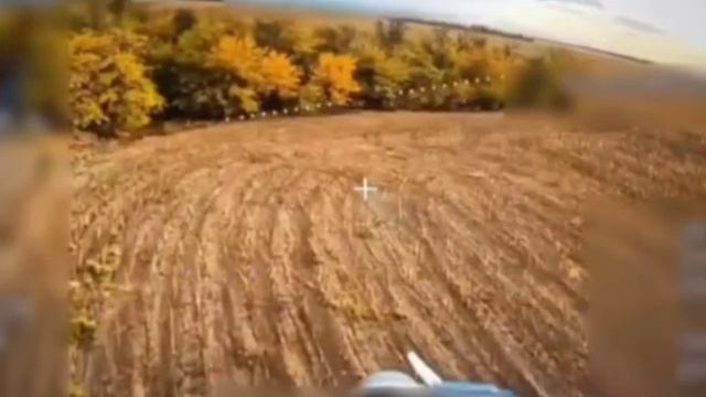 Российский дрон всё таки догнал украинский пикап, водитель спрятался в лесу, сам пикап был уничтожен