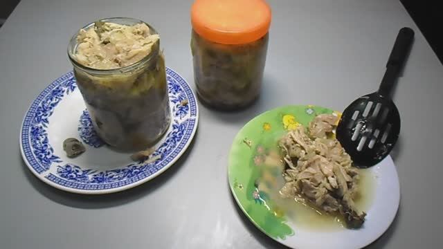Тушенка из курицы с луком в мультиварке