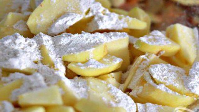 Пряный яблочный пирог с орехами