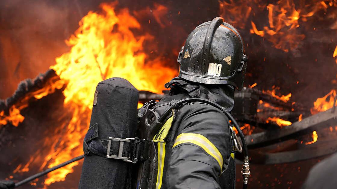 Торговый центр загорелся в пригороде Донецка после атаки ВСУ