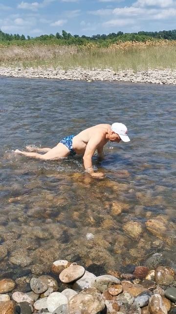 В горной речке надо окунуться! Очень бодрит!