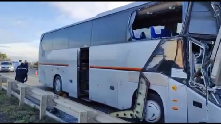 В Краснодарском крае экскурсионный автобус с детьми попал в ДТП с фурой
