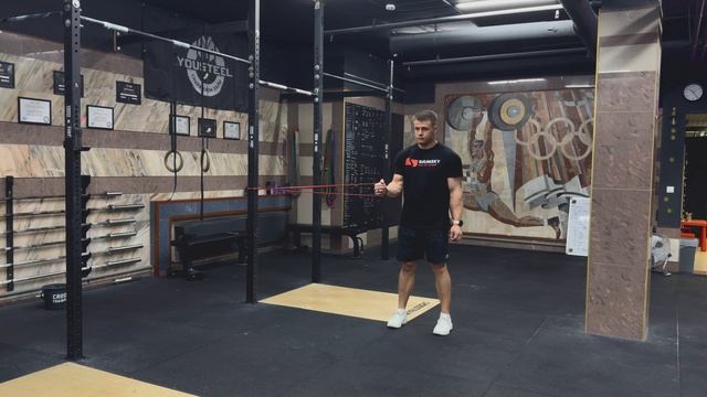 Вращение плеча внутрь стоя с резиной|Standing Banded Internal Rotation