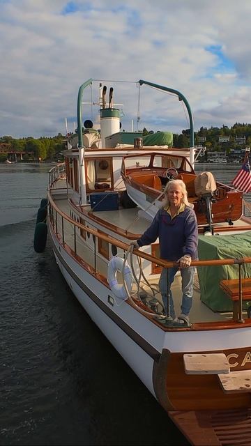 🚤 Кармелита — деревянная красавица возрастом более 90 лет прибывает в шлюзы Балларда!Станьте свиде