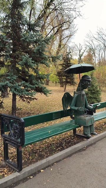 Сказочный персонаж на лавочке