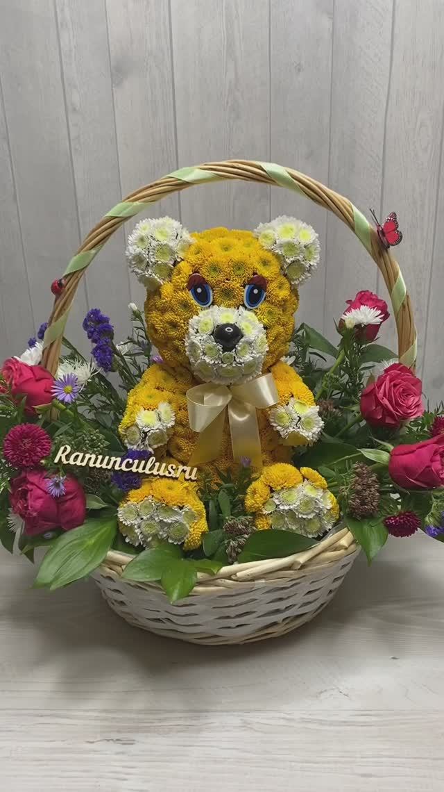Желтый мишка из хризантем в корзинке