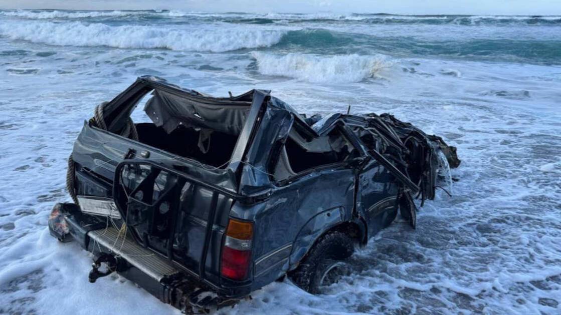 Тело мужчины нашли у искореженной машины на берегу Охотского моря