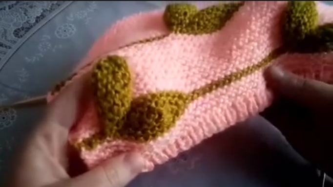 Узор спицами объемные листики.