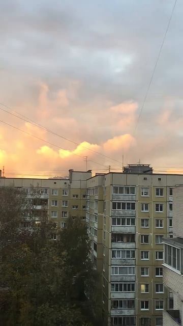 Санкт-Петербург. 10.10.2025. 17-54. Вечерняя зарница над крышами домов по проспекту Энгельса