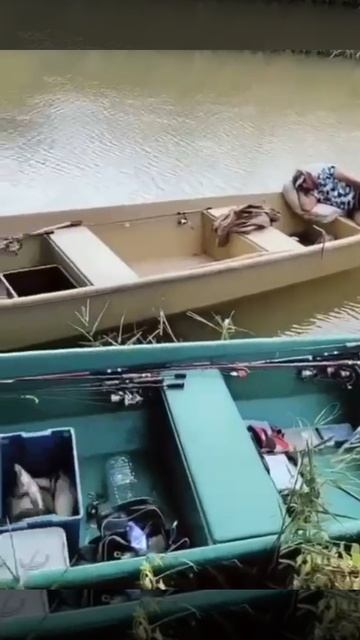Утомлённые солнцем рыбаки водномоторники.