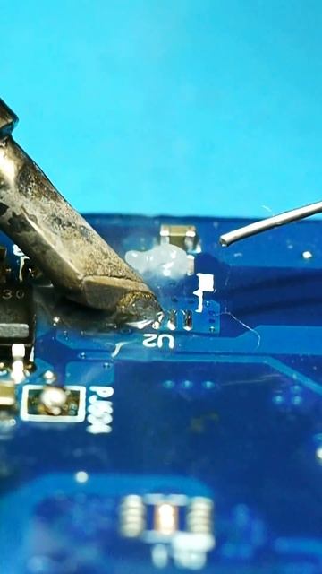 Ремонт материнской платы ноутбука | Замена контроллера питания USB AP2820 | Макро-съемка.