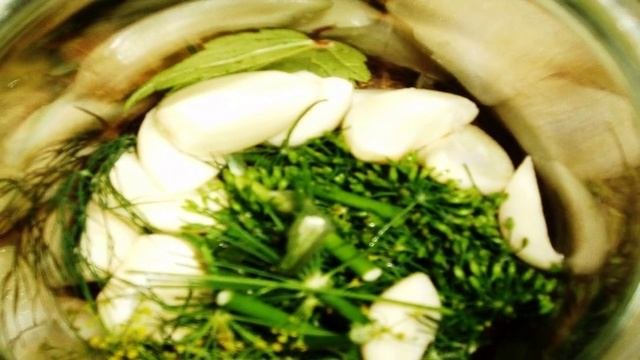 Огурцы на зиму со смородиной