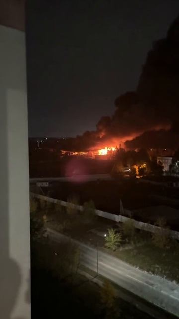 ‼️🇷🇺🔥Враг атакует Донецк: масштабный пожар в районе бывшего 