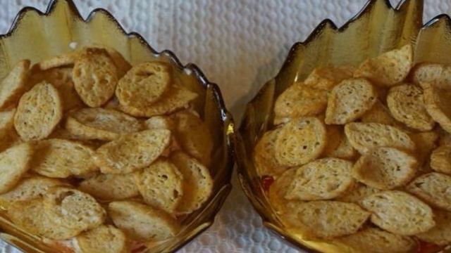 Салат с сухариками курицей и помидорами