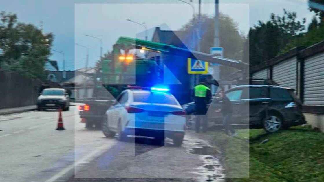 Mercedes экс-чиновника Росавиации стал участником ДТП с пострадавшими