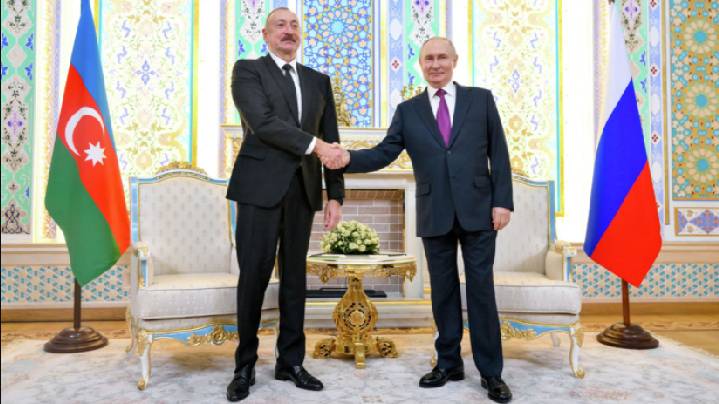 Путин и Алиев продолжили общение после официальной встречи в Душанбе