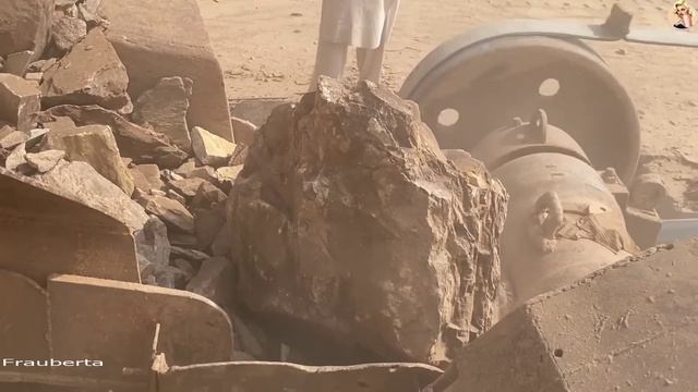 Строительство, дробление щебёнки