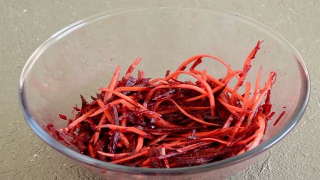 Салат с сырой свеклой и орехами