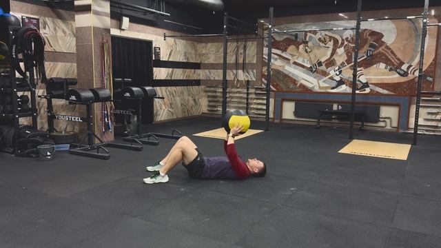 Броски мяча от груди лежа на спине Ball Throw Lying On Floor