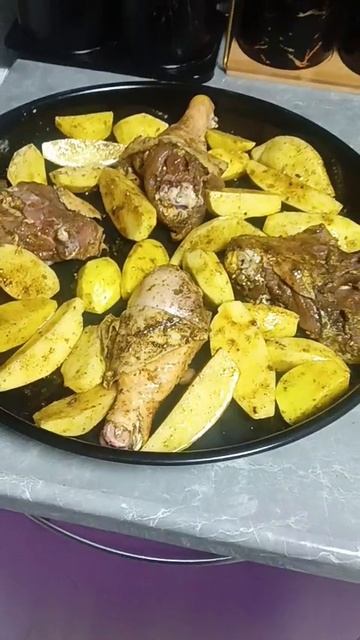 Курица и картофель в духовке