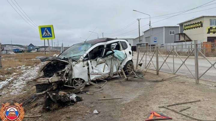В Якутске водитель погиб на месте при наезде на ограждение