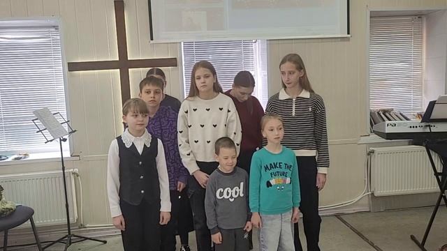 Дети  читают  стики  на  празднике  Жатвы