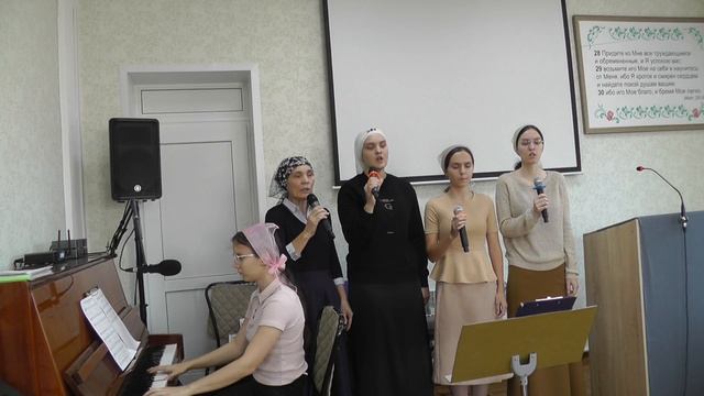 Осенние листья на землю спадают