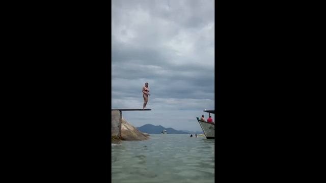 Девушка в Бразилии прыгает в воду