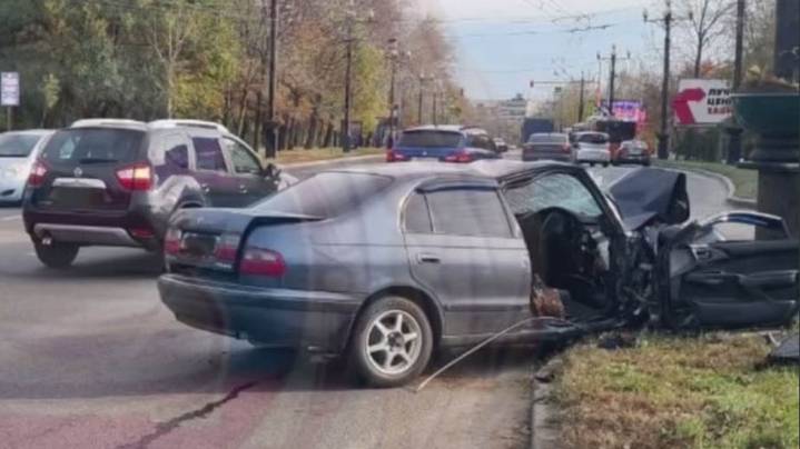 В Хабаровске иномарка влетела в столб, водитель погиб