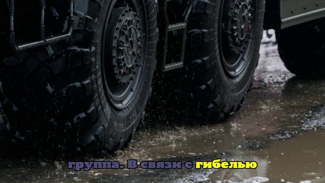 На тюменской трассе оторвавшееся от фуры колесо снесло человека на обочине