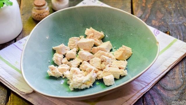 Салат с сухариками и маслинами