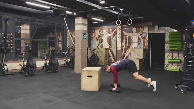 Берпи с перешагиванием коробки с гантелями с двойным отжиманием  Dumbbell burpee box step overs