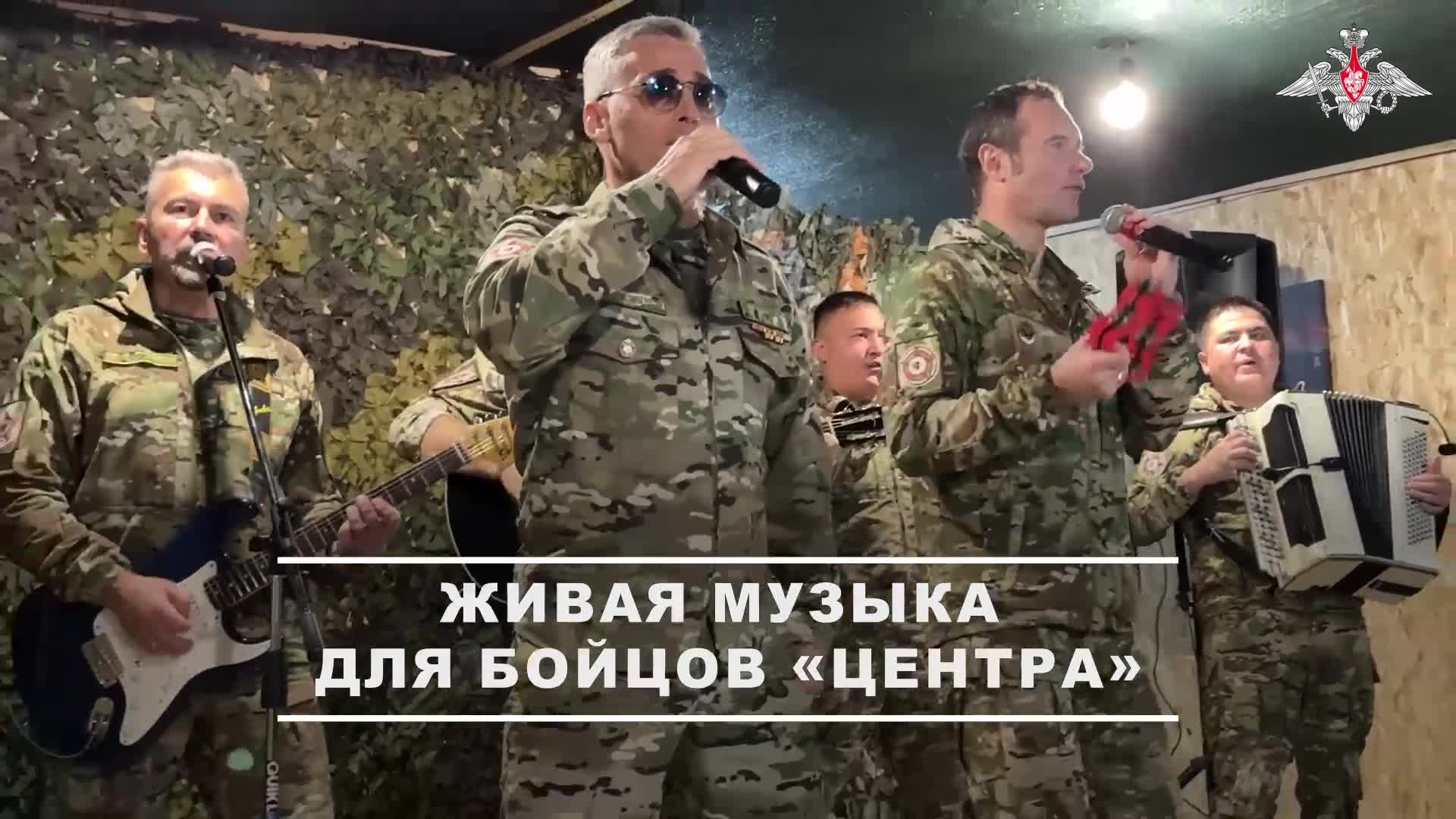  Артисты ансамбля песни и пляски Южного военного округа и фронтовой творческой бригады Черные ...