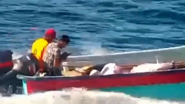 Двое в лодке, двое в смартфоне!
