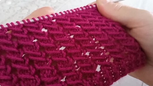 Простой, красивый узор спицами. Всего из двух рядов.
