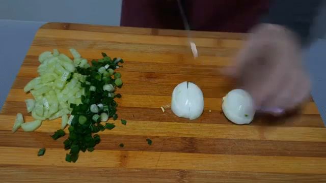 Вкусный_салат_Капуста+кукуруза+яйцо+колбаса+огурец_и_зеленый_лук