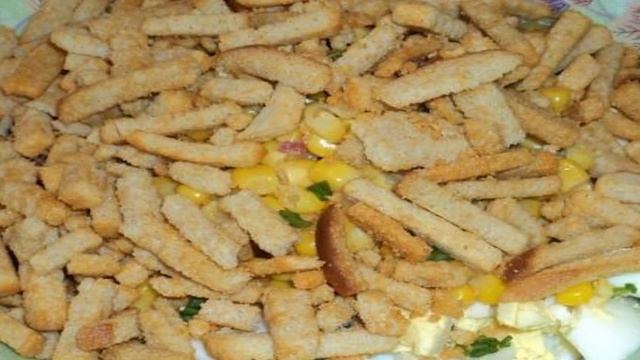 Салат с сухариками и колбасой