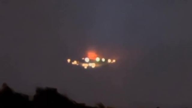 Внеземной Корабль с Яркими Огнями