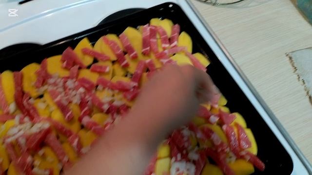 Картошка с мясом под шапкой сыра. Ооочень вкусно