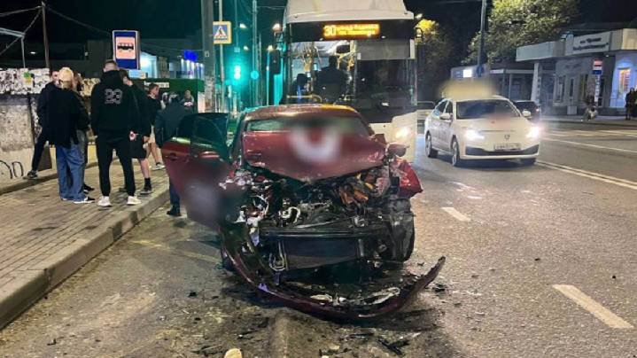 В Севастополе иномарка врезалась в пассажирский автобус, есть пострадавший