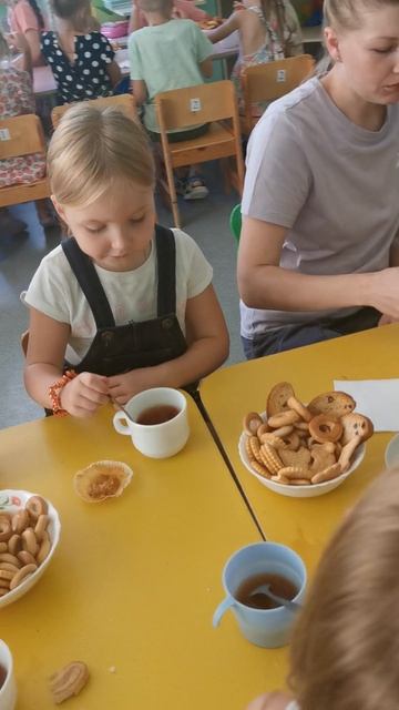 Дегустация меда в детском садике на празднике.