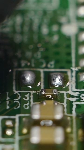 Паяю конденсатор #repair #electronics #soldering