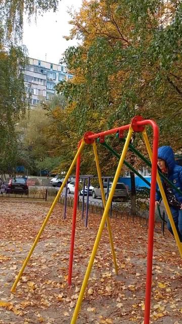 Никита поёт на качелях